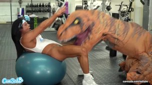 Camsoda – Hot milf stepmom fucked by trex in real gym sex
